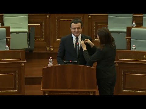 Ganimete Musliu i vendos flamurin Albin Kurtit