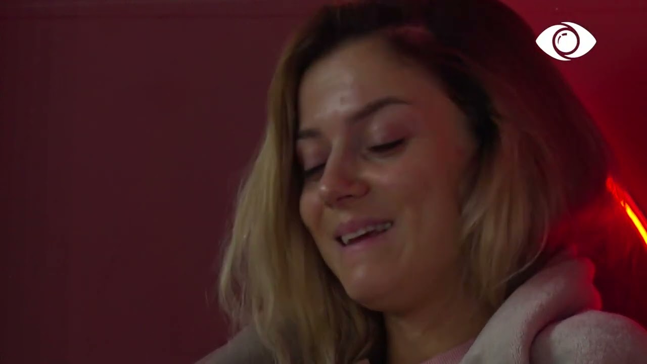 Nita këndon e përlotur