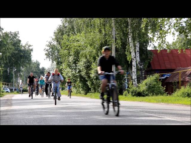 На велосипедах сегодня в Тетюшах и стар, и млад