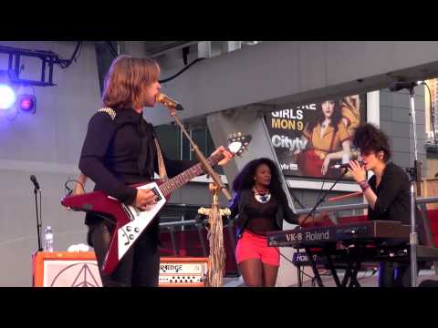 Serena Ryder - Stompa  (with Jully Black) - Live at Dundas-Square