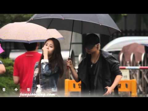 110624 Kryber sharing an umbrella