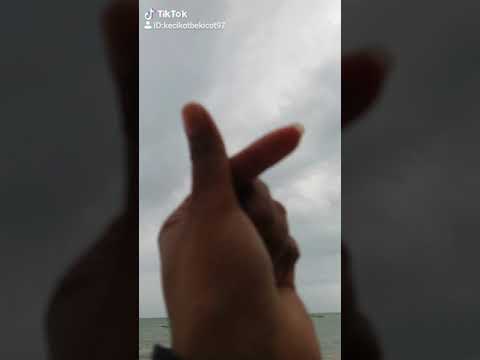 Pantai berigak bangka tengah🌊