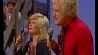 Joe Gordon and Sally Logan sing "In The Gloaming"
