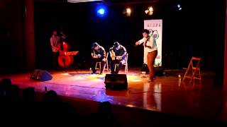 Ole Swing interpreta Ojos verdes en Madrid 26 10 12