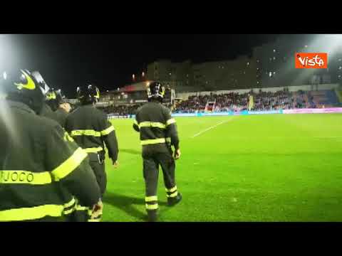 La Curva del Crotone omaggia i Vigili del Fuoco: "Il pompiere paura non ne ha"