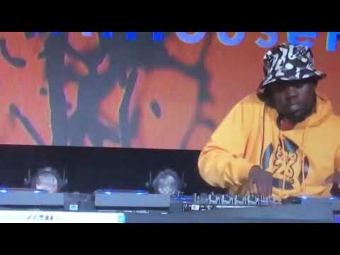 Lockdownhouseparty: 🔥Dj DINHO 💃🏽is on Fire Yerr 🙌🏾ziyawa Mo 🤞🏾