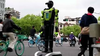 Çin'de trafiği yönlendirmek için insansı robotlar görevlendirildi