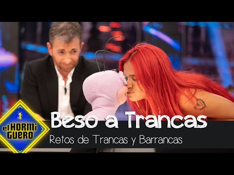 Karol G da un beso de película a Trancas - El Hormiguero