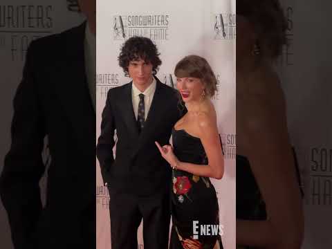 Taylor Swift posa con Sombr en la Gala de Inducción y Premios del Salón de la Fama de Compositores en Nueva York. 😂
