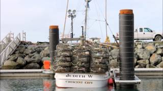 preview picture of video 'Crescent City Harbor, crab season, January 2013'