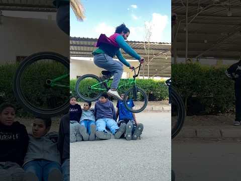 طار بالعجلة من فوق الناس 😱 #music #bmx #اكسبلور #phonk #stunt #humor #funny