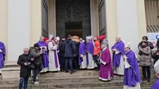Ai funerali del vescovo Nogaro le persone intonano «Bella ciao»