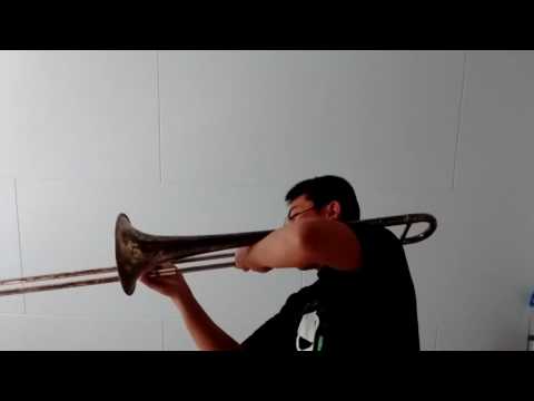 Martin spelar trombon