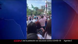 Exministro de Salud es recibido con aplausos y algarabía en Santiago