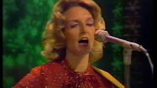 Carter Sisters - Medley (Wildwood flower - Will the Circle be Unbroken - Hello Stranger ... ) (VHS)