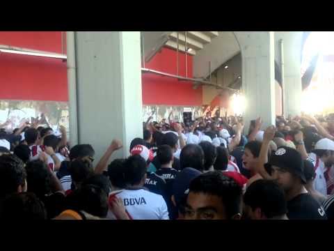 "previa - river vs velez - en el barrio de la boca viven todos bolivianos!yo paro en una banda!!!" Barra: Los Borrachos del Tablón • Club: River Plate • País: Argentina