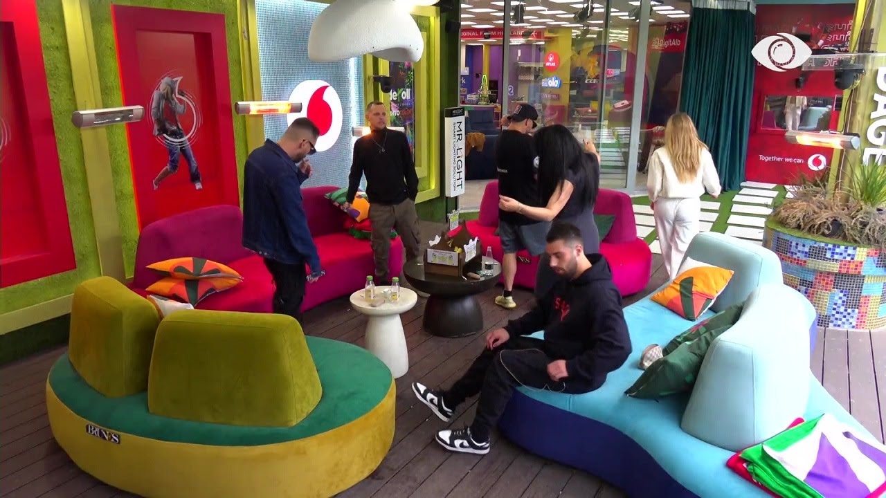 Nën ritmet e muzikës, banorët kërcejnë së bashku në oborr