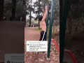 Cet homme gonflé tente de faire des Muscle-Up mais ce qui devait arriver arriva … #shorts