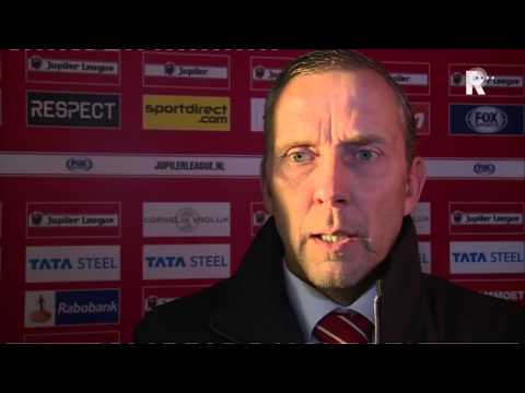 Trainer Adrie Bogers in gesprek met Dennis van Eersel