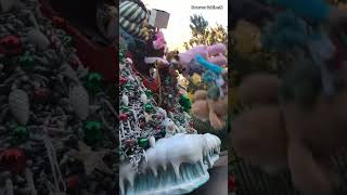 Download lagu Santa Falls From His Sleigh During Disneyland's Christmas Parade #shorts mp3