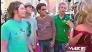 Nick ignores Willa Ford on the red carpet of VMA.S 2001