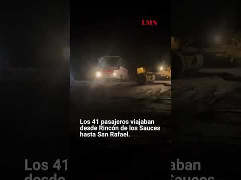 Un colectivo quedó colgado con 41 pasajeros al borde de un barranco