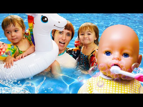 Mi chiamo Bianca. Le bambine giocano nella piscina con le bambole Baby Born. Video per bambini