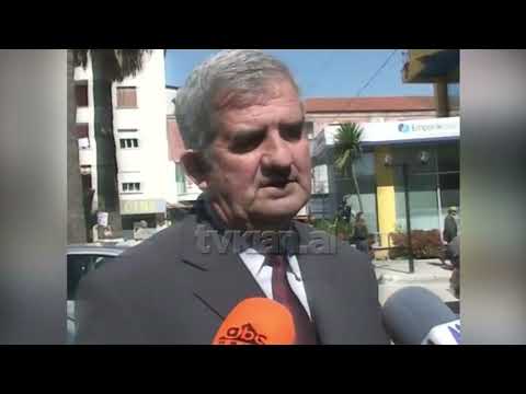 Bashkia Fier heq flamujt e PD: Zbatimi i marrëveshjes së 12 Prillit në fokus-(15 Prill 2011)