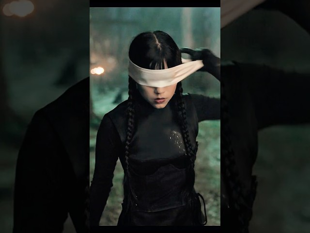 Vídeo relacionado con Mujer Wednesday Season 2 Morticia VS Wednesday Fencing Match Camiseta Cuello V