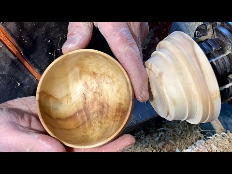 Richard Raffan drechselt eine Nussschale zum 35. Jubiläum. 4-Wege-Projekt