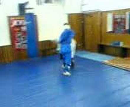 格闘技　ロシアの道場で空道のスパーリング風景