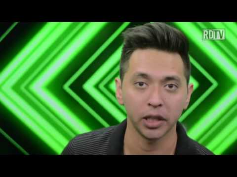 Policías lo obligan a bajarse el pantalón