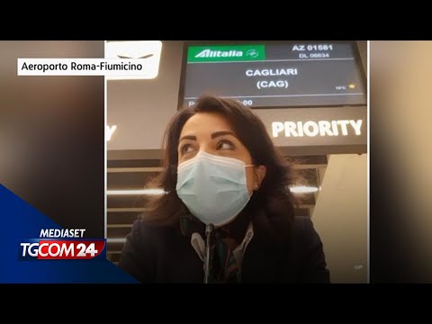 L'ultimo giorno di Alitalia, l'annuncio della hostess: "Grazie per questi 74 anni"