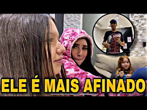 GUSTAVINHO QUASE PERDEU A LINHA PRO TATO COM A GI MENININHA/ ELA DISSE QUE ELE CANTA MELHOR QUE O GU