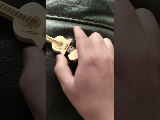 Vídeo relacionado con Hsthe Sea Unidad flash USB de 32 GB USB 2.0 con forma de guitarra con diseño de dibujos animados para almacenamiento de datos (azul)