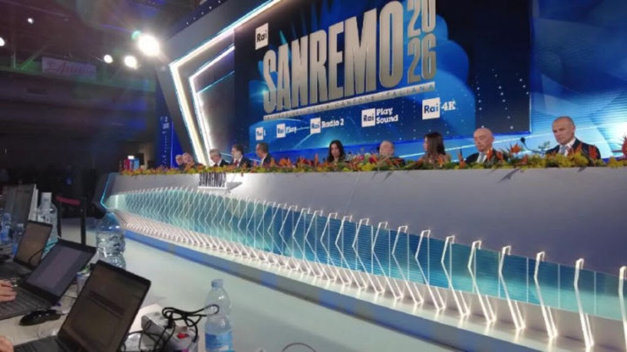 Nino Frassica scherza con Carlo Conti durante la conferenza stampa