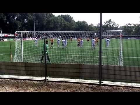 Chris Grooteman schiet met veel gevoel West Frisia op 1-0 tegen Zwaluwen.