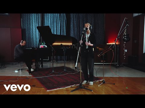 Julia Lov - Regnar över Stockholm (Akustisk live version)