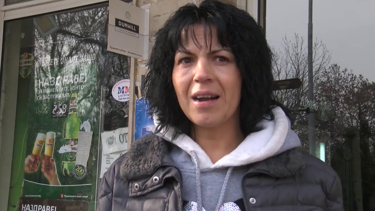 Хладилна витрина пред магазин събира храна за бедни