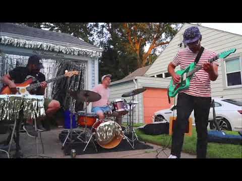 Desertion Trio play 'Buist'