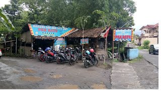 Download lagu Lagi Viral Warung Sop & Sate Sapi Pak Bayu Ramenya Luar Biasa #Shorts mp3