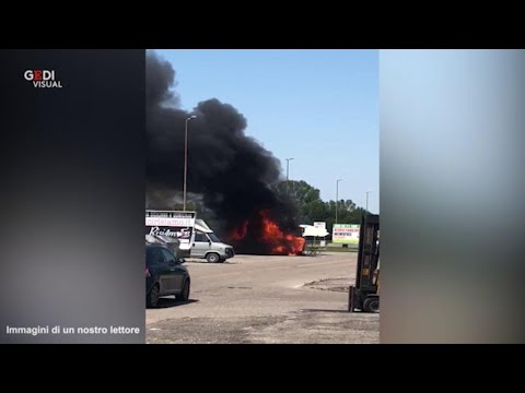 Modena. Rogo in via Vignolese ustionato titolare del chiosco