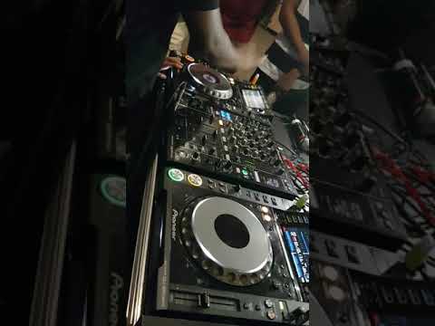 BokkieUlt unplugged pioneer cdjs 2000nex during a live set