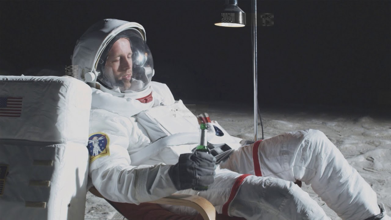 Космонавт с пивом на луне картинка