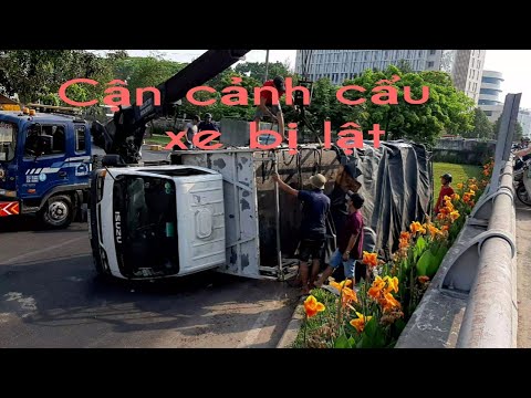 Cận cảnh xe cứu hộ cẩu xe bị lật ngang