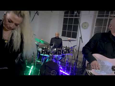 U2MINDS - Alive And Kicking.