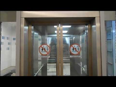 Komischer Aufzug am S-Bahnhof München-Harras