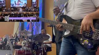 Rique Duran | Bass Cam 🎥 Medley com a cantora @estherfiaux  – Reascende a Chama [AO VIVO 2025]