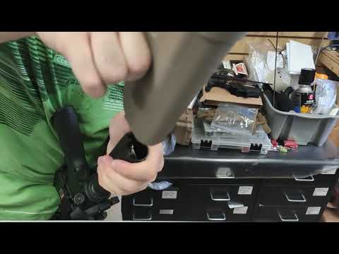 How to plug battery into AEG