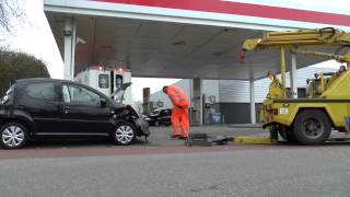preview picture of video 'Automobilist botst op autoambulance bij Esso tankstation Hoofddorp'